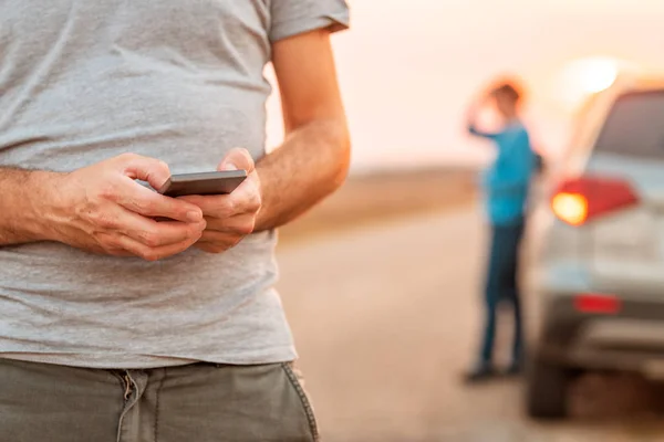 Hombre mensajes de texto para asistencia en carretera después de vehículo se rompió — Foto de Stock