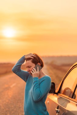 Yolda yardım ve yardım isteyen bir kadın var.