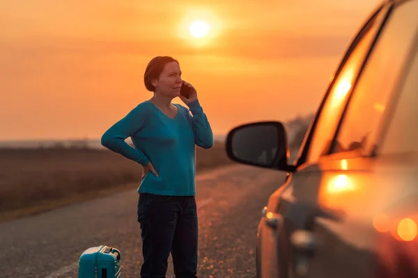 Woman calling roadside assistance after her car broke down — Stock Photo, Image