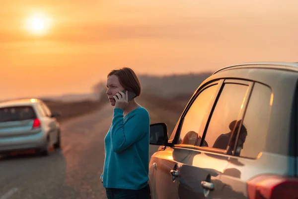 Vrouw roept om hulp en hulp op de weg — Stockfoto