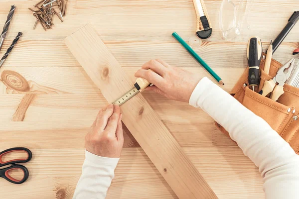 Masanın üzerinde çalışan kadın marangoz El Üstten Görünüm — Stok fotoğraf