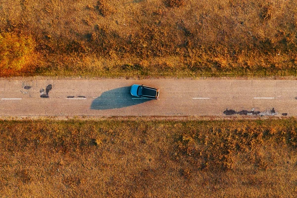 Voiture sur la route à travers la campagne automnale, vue aérienne — Photo