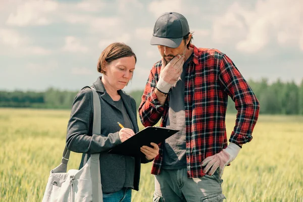 Urzędnik Kredytów Hipotecznych Pomagający Rolnikowi Procesie Ubiegania Się Zasiłek Finansowy — Zdjęcie stockowe