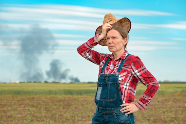 Mujeres Agricultoras Preocupadas Campo Maíz Mirando Humo Negro Horizonte Concepto — Foto de Stock