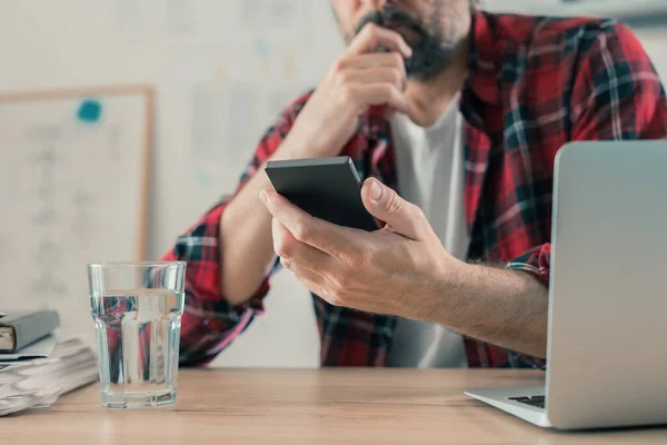 Endişeli Serbest Çalışan Cep Telefonundan Cep Telefonuna Mesaj Okuyor Küçük — Stok fotoğraf