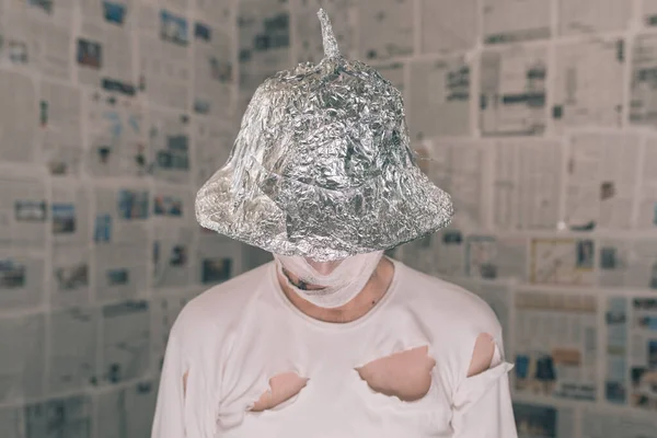 Hombre Paranoico Delirante Con Sombrero Papel Aluminio Hablando Concepto Control — Foto de Stock