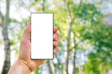 Akıllı telefon ekran modeli, modern cep telefonu cihazını tutan adam doğada beyaz beyaz ekranlı.