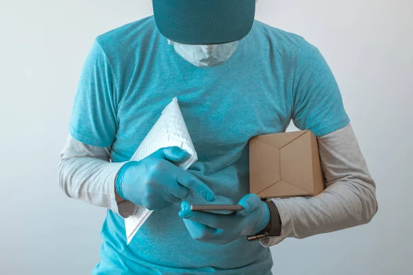 Homem Entrega Com Roupas Protetoras Usando Smartphone Com Luvas Proteção — Fotografia de Stock