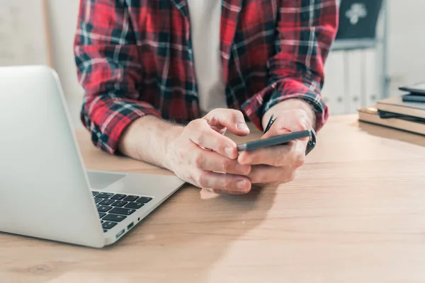 Freelancer Pomocí Mobilního Telefonu Domácí Kanceláři Stolu Selektivní Zaměření — Stock fotografie