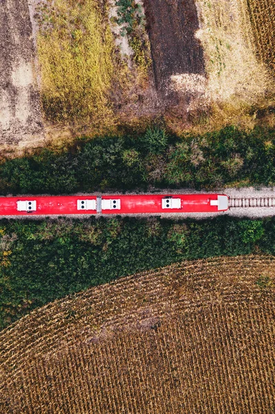 Αεροφωτογραφία Της Επιβατικής Αμαξοστοιχίας Στο Σιδηροδρομικό Μέσω Τοπίο Εξοχή Φθινόπωρο — Φωτογραφία Αρχείου