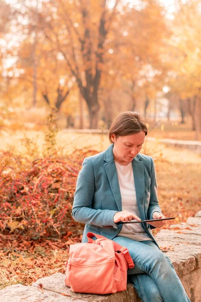 Frau Nutzt Digitales Tablet Herbst Während Der Arbeitspause Auf Parkbank — Stockfoto