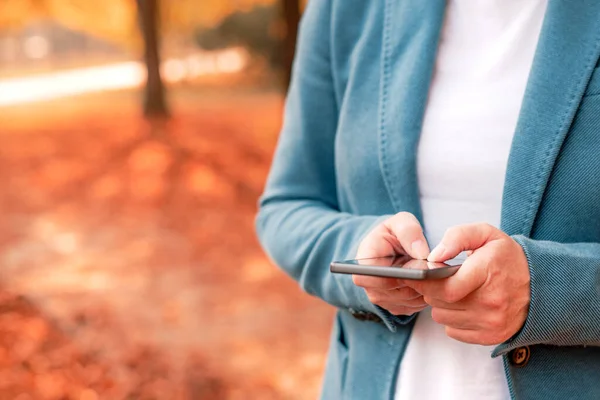 Empresária Digitando Mensagem Texto Smartphone Parque Outono Foco Seletivo Dedos — Fotografia de Stock