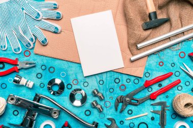 Tesisat araçları ve boş defter yukarı görünüm düz yatıyordu