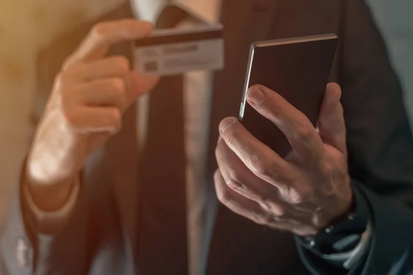 Hombre Negocios Compras Línea Con Teléfono Inteligente Tarjeta Crédito Cerca — Foto de Stock