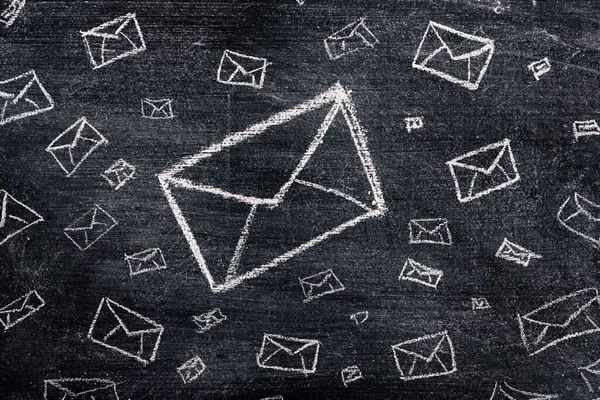 Envelopes Superfície Quadro Negro Sujo Como Conceito Comunicação — Fotografia de Stock