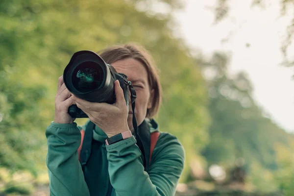 Vrouwelijke Wandelaar Landschapsfotograaf Fotograferen Natuur Met Camera Tijdens Zomervakantie — Stockfoto