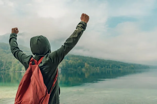 Rückansicht Einer Wanderin Die Die Arme Zum See Hebt Und — Stockfoto