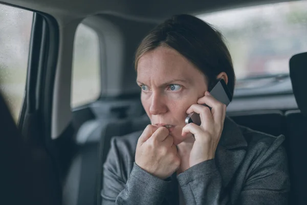 Mujer Negocios Nerviosa Mordiendo Clavos Hablando Por Teléfono Móvil Asiento — Foto de Stock