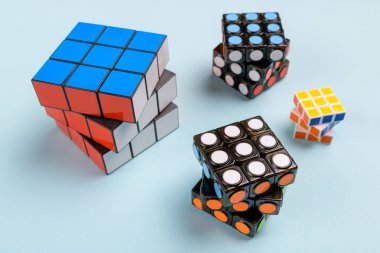 NOVI SAD, SERBIA - 10 Haziran 2018: Orijinal adı Magic Cube olan Rubik Küpü, 1974 yılında Macar bir heykeltıraş ve mimari profesörü Erno Rubik tarafından icat edildi. İllüstrasyon Editörü.