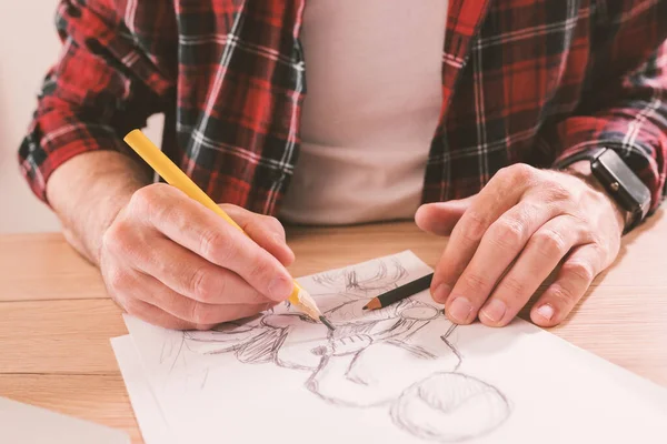 Ilustrador Mano Alzada Dibujando Motociclista Con Lápiz Enfoque Selectivo — Foto de Stock