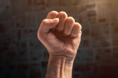 İfade özgürlüğü ve sansür ve kavramsal imaja karşı yumruğunu kaldırarak protesto eden gazeteci