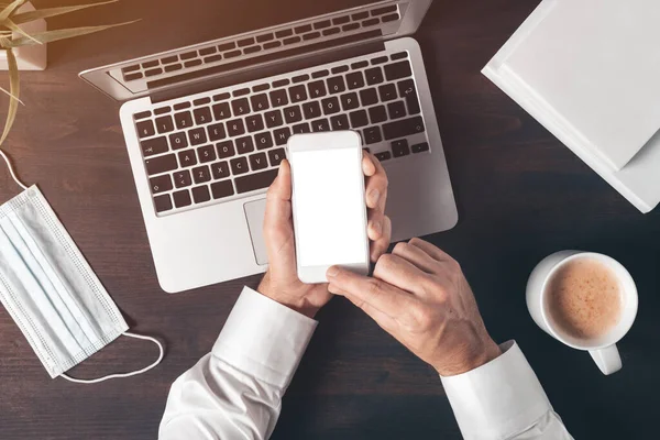 Mock Tom Skärm Modern Smarttelefon Manliga Händer Över Bärbar Dator — Stockfoto