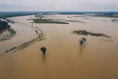 Dron pov 'dan taşrayı ve nehri su basmış. Sırbistan 'ın Voyvodina ilindeki Tamis Nehri.