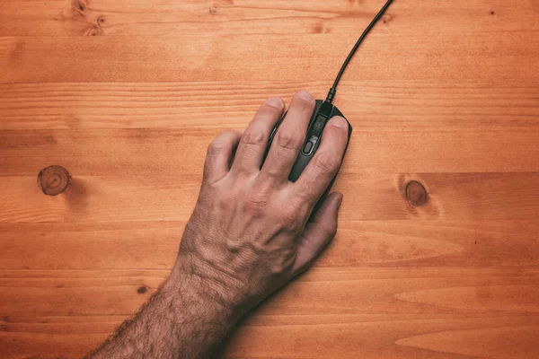 Bovenaanzicht Van Mannelijke Hand Met Behulp Van Computermasker Houten Bureau — Stockfoto