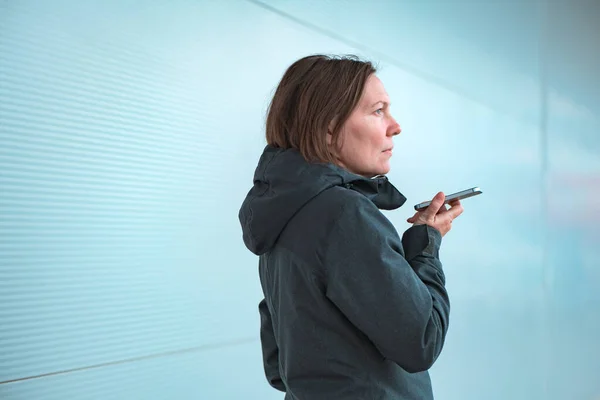 Mujer Casual Usando Teléfono Móvil Para Comunicación Aire Libre Calle —  Fotos de Stock