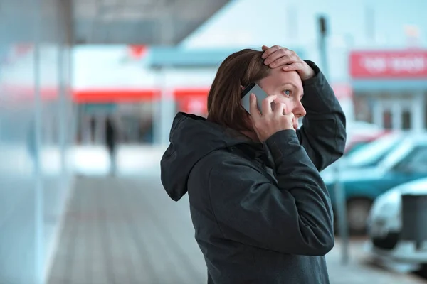 여자가 주변의 거리에서 전화를 사용하여 의사소통을 선택적 초점을 맞추다 — 스톡 사진