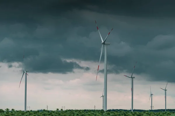 Conceito Energia Verde Com Turbinas Eólicas Campo Agrícola Cultivado Energias — Fotografia de Stock