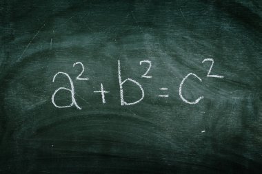 Yeşil karatahta üzerinde Pisagor teoremi, temel matematik eğitimi