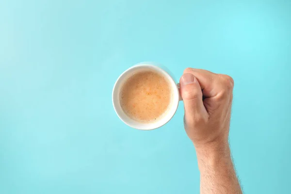 Man Met Koffiekopje Ochtend Bovenaanzicht Beeld Met Kopieerruimte — Stockfoto