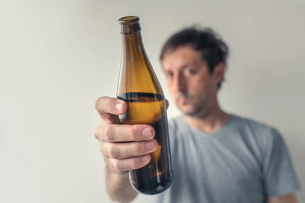Mężczyzna Oferuje Butelkę Piwa Selektywne Skupienie — Zdjęcie stockowe