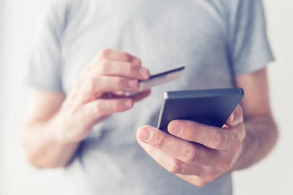 Mobiel Bankieren Man Met Creditcard Smartphone App Online Rekeningen Kopen — Stockfoto