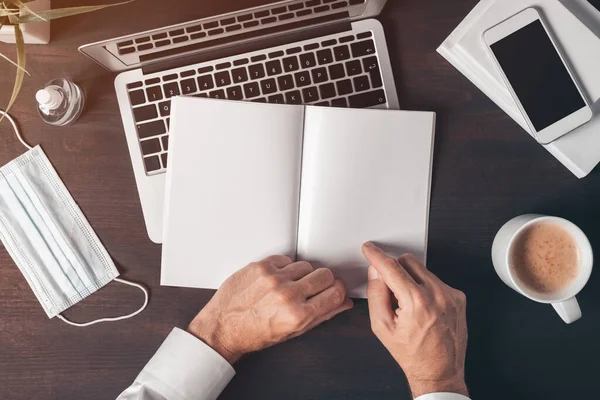 Bovenaanzicht Van Zakenman Handen Houden Blanco Notebook Mock Met Schone — Stockfoto