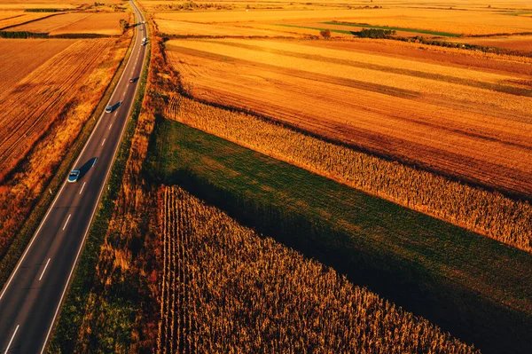 Auto Rijden Langs Weg Door Het Platteland Herfst Luchtfoto Van — Stockfoto