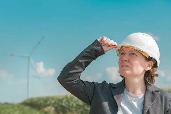 メンテナンスプロジェクト計画中の現代風力タービンファーム上の女性エンジニアの肖像 — ストック写真