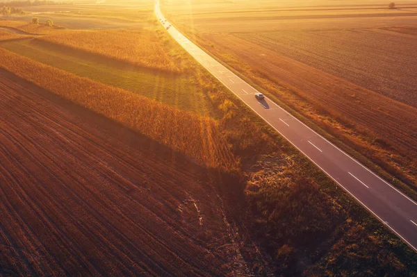 秋に田舎を通って道路を運転車 ドローンのPovからの空中ビュー — ストック写真