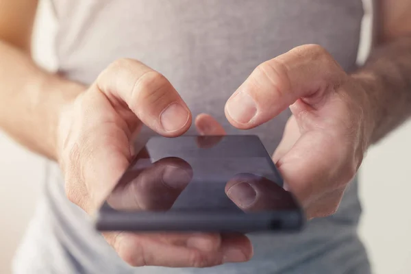 Fechar Mãos Masculinas Digitando Mensagem Texto Smartphone Foco Seletivo — Fotografia de Stock