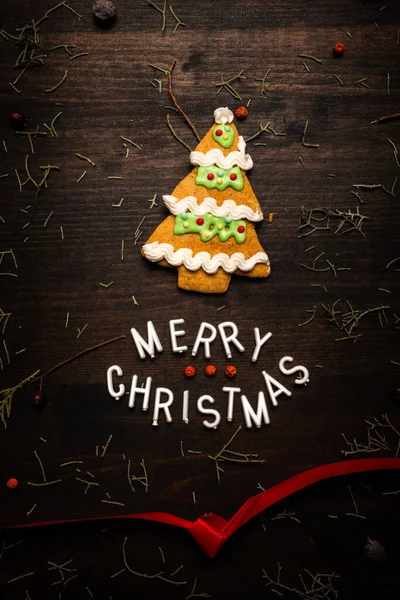 Merry Christmas Text Gingerbread Tree Cookie Flat Lay Top View — Stock Photo, Image