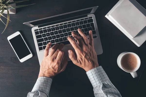 Homme Affaires Tapant Clavier Ordinateur Portable Vue Haut Bureau Matin — Photo