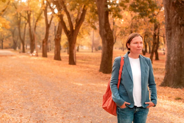 Portret Bizneswoman Jesiennym Parku Stojącej Chodniku Wśród Drzew Żywymi Liśćmi — Zdjęcie stockowe