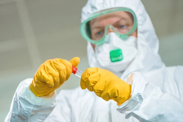 Epidemiyoloji Uzmanı Virüs Karantinasında Tıbbi Örnek Test Tüpünü Inceliyor Viral — Stok fotoğraf