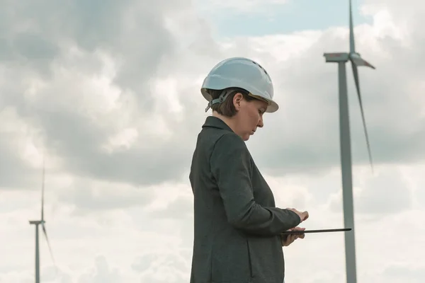 Vrouwelijke Ingenieur Met Tablet Computer Modern Windturbinepark Tijdens Onderhoud Project — Stockfoto