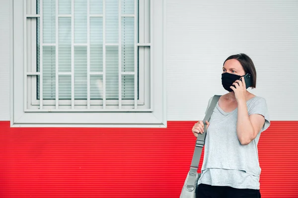 Koruyucu Yüz Maskeli Bir Kadın Sokakta Cep Telefonuyla Konuşurken Yeni — Stok fotoğraf