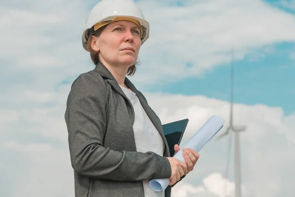 Retrato Ingeniera Femenina Moderno Parque Eólico Durante Planificación Del Proyecto — Foto de Stock