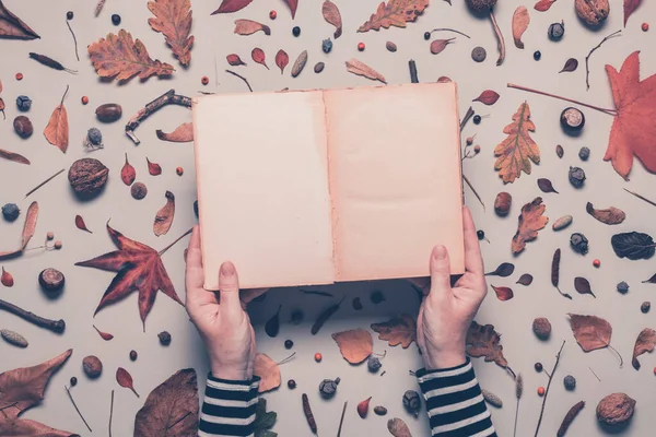 コピースペースを模倣として空白の本を持っている女性 秋の装飾とオーバーヘッドショット — ストック写真