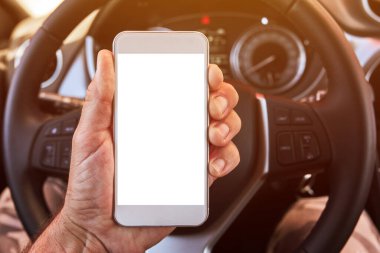 Araba sürücüsü elinde boş akıllı telefon ile araç direksiyonunun üzerinde maket yap, seçici odaklanma