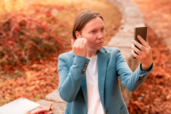 Empresária Fazendo Selfie Com Smartphone Ajustando Seu Cabelo Parque Outono — Fotografia de Stock